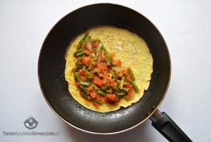 Omlet z fasolką szparagową i pomidorami_04a